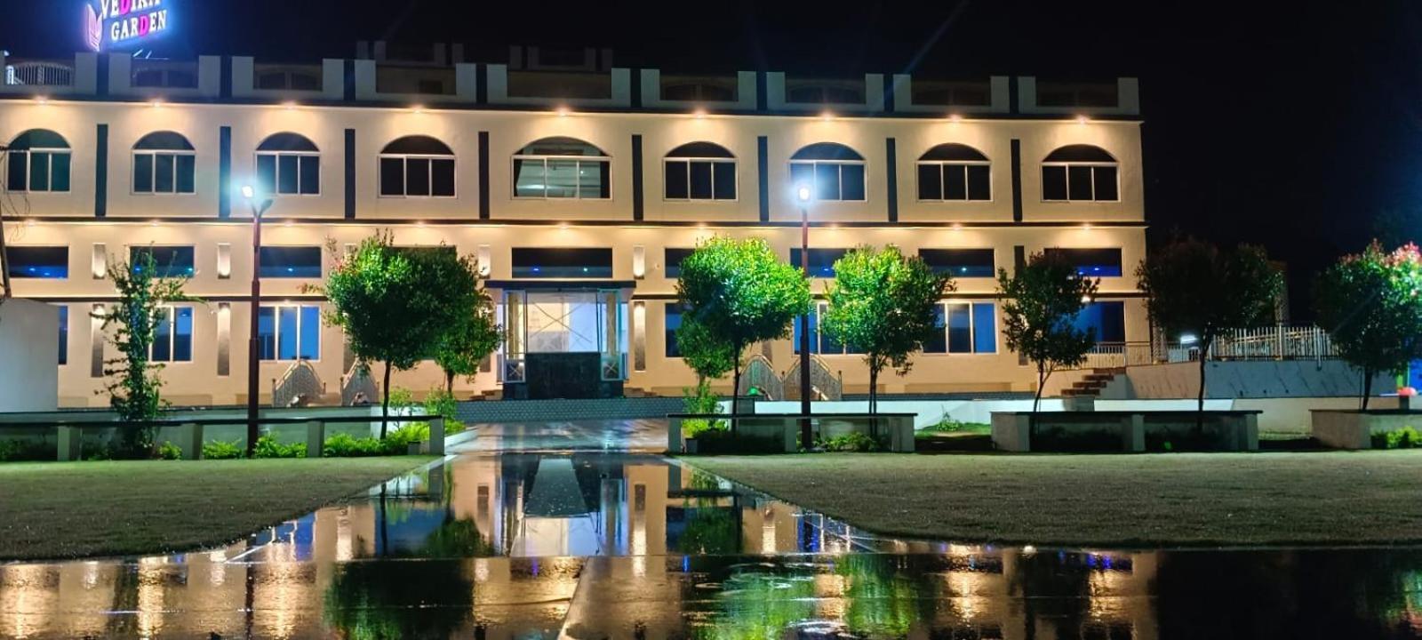 Hotel Vedika Garden à Lonavala Extérieur photo